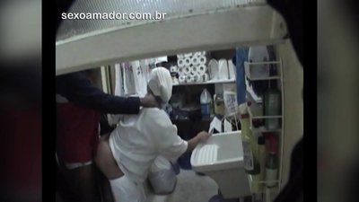 Motoboy má sex s upratovačkou v reštaurácii medzi dodávkami