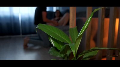 Zamilovaný tínedžerský pár má horúci sex, veľa semena na jej zadku.