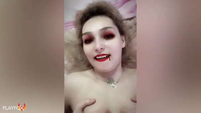 Ivan Helsing tvrdo šuká sexy upírku a urobí sa jej na zadok