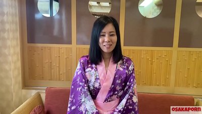 41-ročná japonská manželka podvádza svojho manžela a chlapci majú sex za peniaze. Ázijská mrcha miluje sex s čiernou chlpatou kundičkou, tetovanie a fajčenie. masturbuje v stoji psík IFOM OSAKAPORN